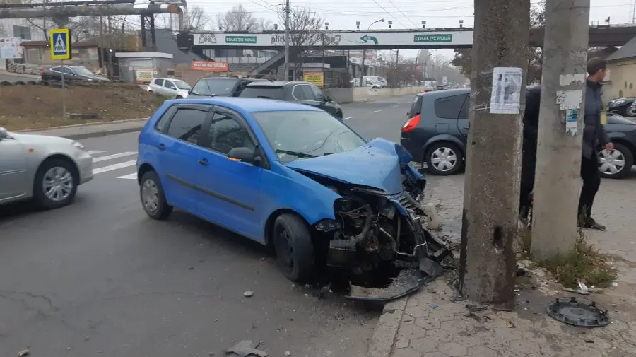 FOTO Un Volkswagen s-a izbit într-un stâlp, în Capitală. Șoferul spune cum s-a produs accidentul