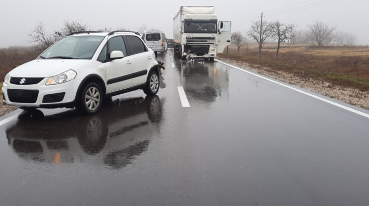 VIDEO Condițiile meteo i-au dat bătăi de cap. Un TIR a tamponat din spate un automobil