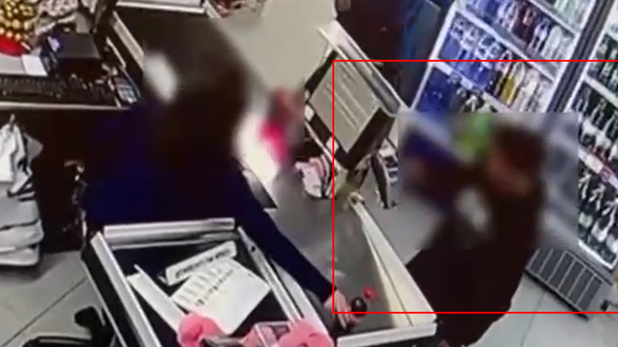 VIDEO Mic și cu păcate! Momentul în care un minor achită cumpărăturile cu un card străin. Cui aparținea?