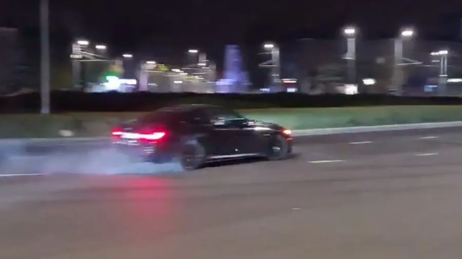 VIDEO Drift-uri nocturne în Capitală: O mașină cu numere ucrainene zbura pe sensul giratoriu de la Creangă