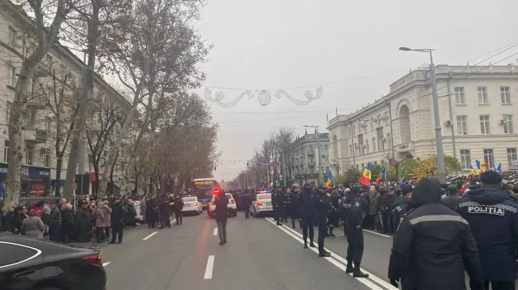 VIDEO Se încing spiritele. Poliția intervine în fața Procuraturii: Manifestanții, somați să elibereze carosabilul