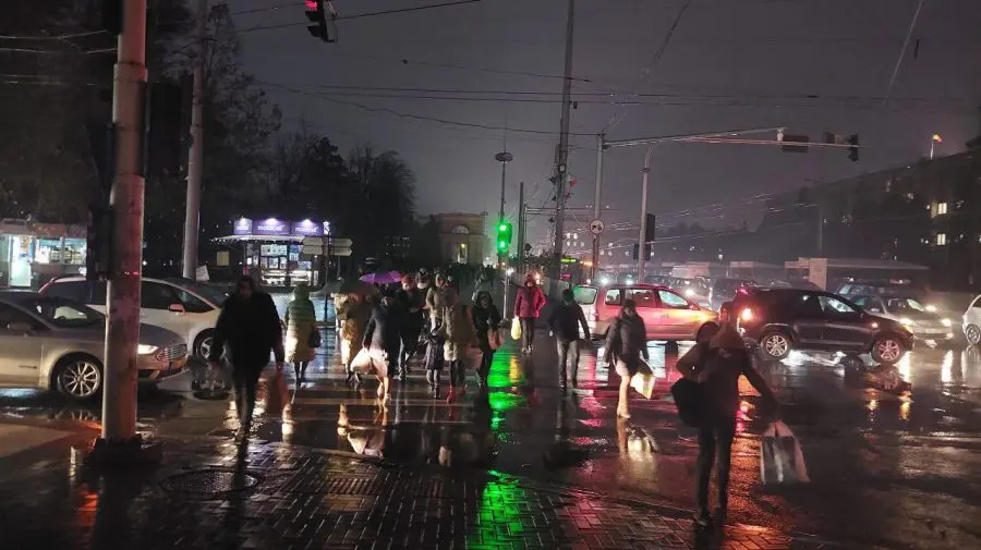 Șoferii, solidari cu pietonii. Automobiliștii se mobilizează să ducă acasă oamenii blocați în oraș