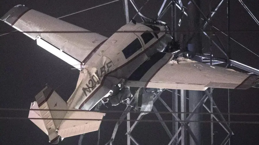 VIDEO Un avion prăbuşit peste linii electrice a provocat întreruperi masive de curent în apropiere de Washington