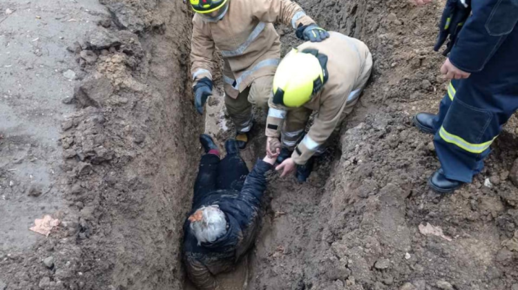 FOTO Pompierii au salvat o femeie căzută într-un șanț din Ungheni! Cum se simte victima