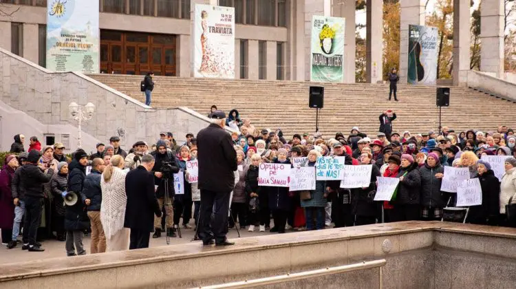 Zeci de oameni au protestat astăzi, în contextul vizitei la Chișinău a Ursulei von der Leyen