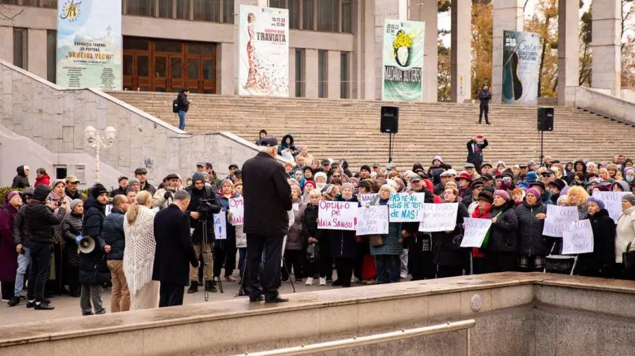 Zeci de oameni au protestat astăzi, în contextul vizitei la Chișinău a Ursulei von der Leyen