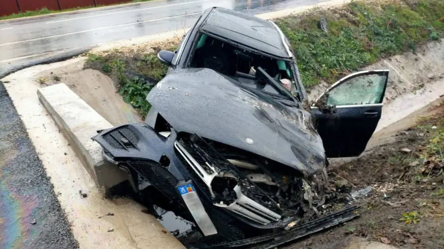 FOTO Impact violent la Sîngerei. O mașină a ajuns într-un șanț. Ce s-a întâmplat cu șoferul