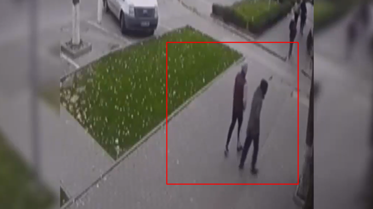 VIDEO O femeie a rămas fără bani și acte! Ea a povestit poliției cum a fost deposedată de bunuri