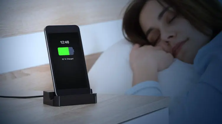 Cât este de sigur să îți lași telefonul la încărcat peste noapte?