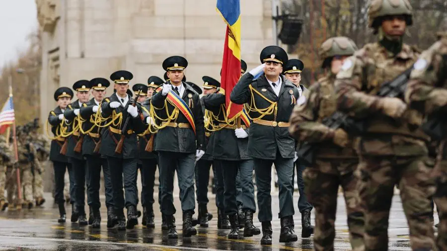 VIDEO/FOTO Garda de Onoare a Armatei Naţionale a defilat la parada militară de la Bucureşti