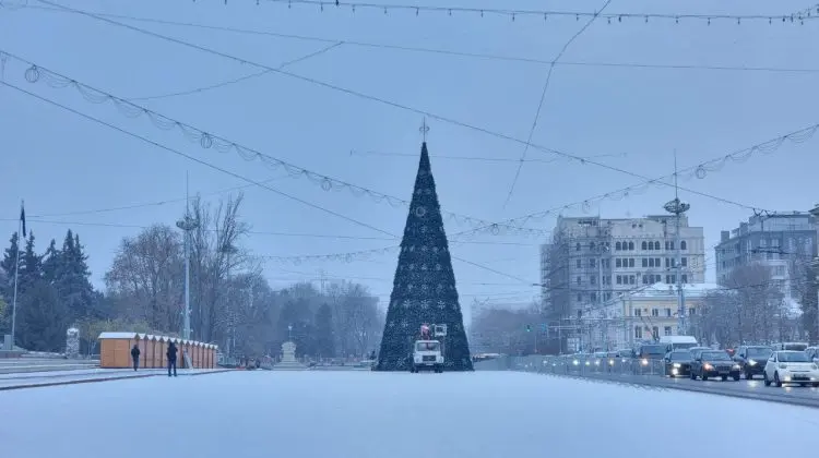FOTO Moș Crăciun, ghid prin Chișinău în decembrie. Și în acest an, transportul public va îmbrăca straie de sărbătoare