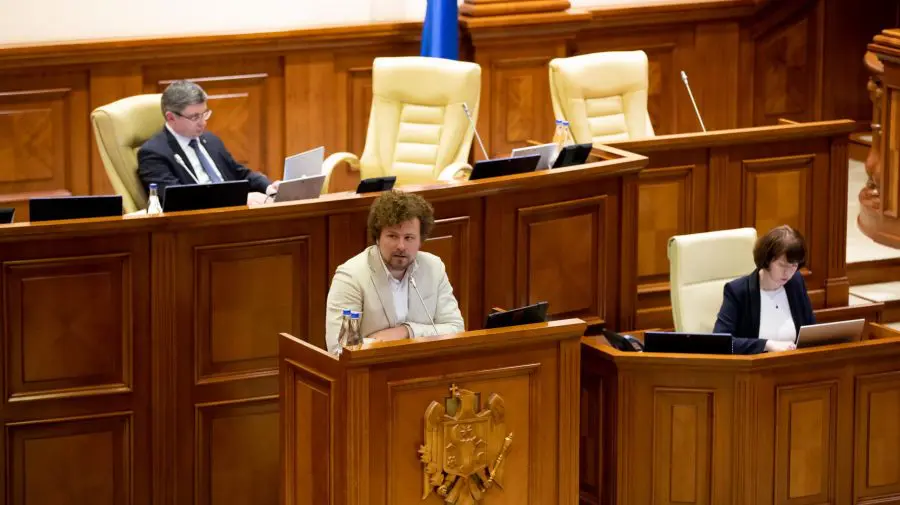 Deputații au venit cu trei soluții alternative de îngrijire a copiilor! Vezi despre ce este vorba