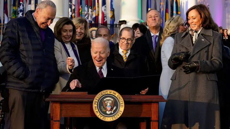 VIDEO Biden a adoptat legea care protejează căsătoriile între persoane de același sex