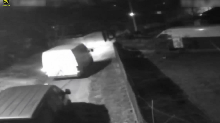 VIDEO Chișinău: Doi bărbați au furat un microbuz şi l-au tractat cu o sfoară