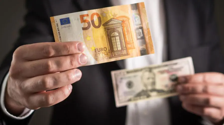 CURS VALUTAR 7 decembrie: Moneda națională prinde puteri. Euro se ieftinește cu 17 bani