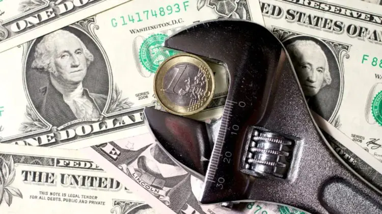 CURS VALUTAR 8 decembrie: După o creștere fabuloasă, euro și dolarul se ieftinesc din nou