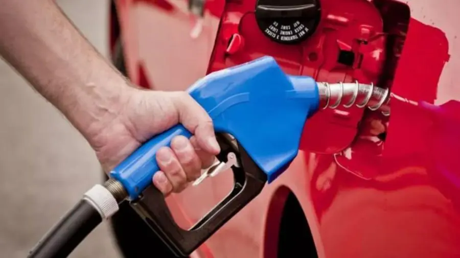 În ultima zi a săptămânii, ANRE bucură șoferii! Cât costă carburanții vineri
