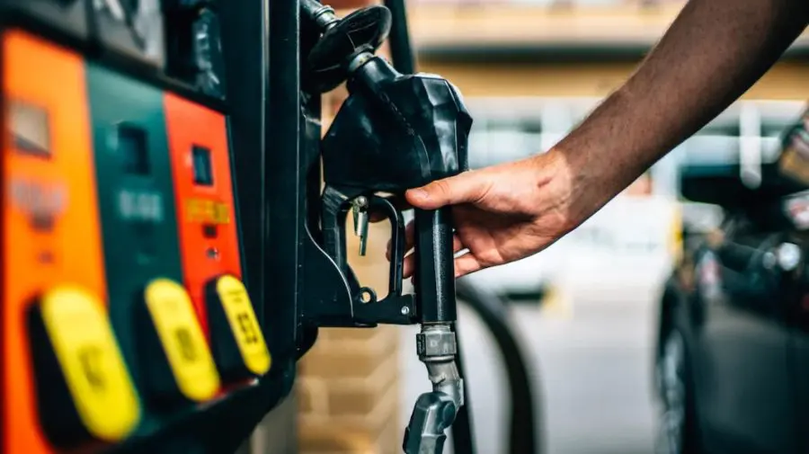 Imposibil, dar adevărat! Motorina și benzina – pe același cântar. Cât costă carburanții în weekend
