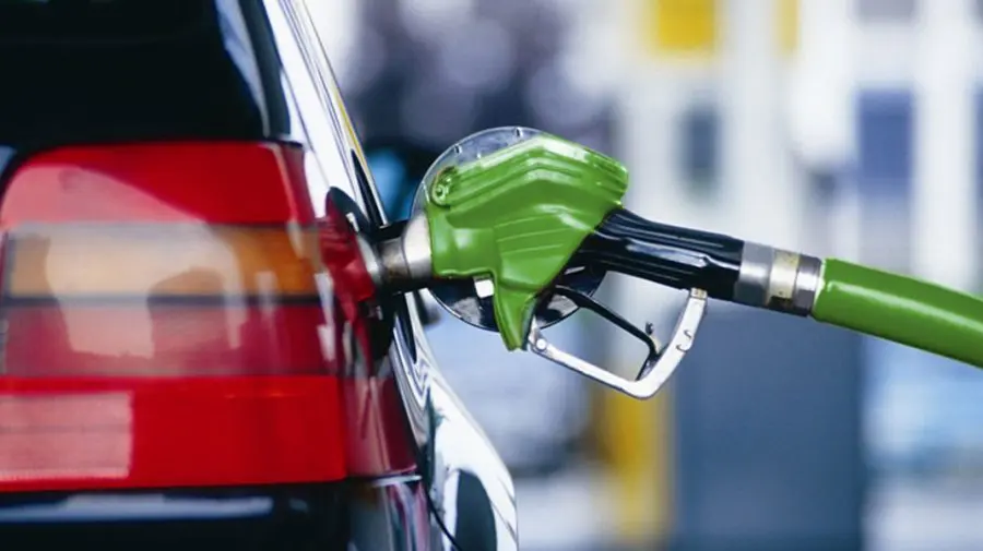 Tot mai ieftin! Prețul benzinei și motorinei se apropie de 24 de lei