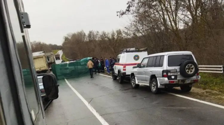 FOTO Impact mortal la Rîbnița. Mai multe ambulanțe au intervenit la fața locului