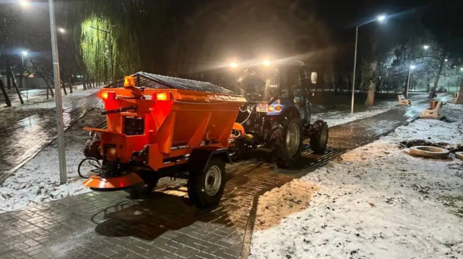FOTO Poleiul le-a dat bătăi de cap locuitorilor Capitalei! Câte tone de antiderapant a cheltuit municipalitatea