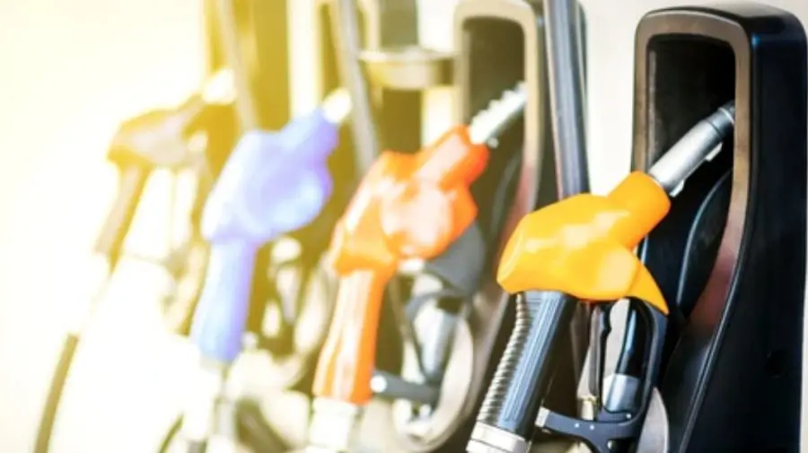 PREMIERĂ! Pentru prima dată de la începutul războiului, prețul carburanților coboară sub 24 de lei