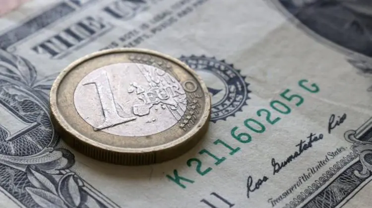 CURS VALUTAR 9 decembrie: Dolarul se ieftinește. Ce se întâmplă cu euro