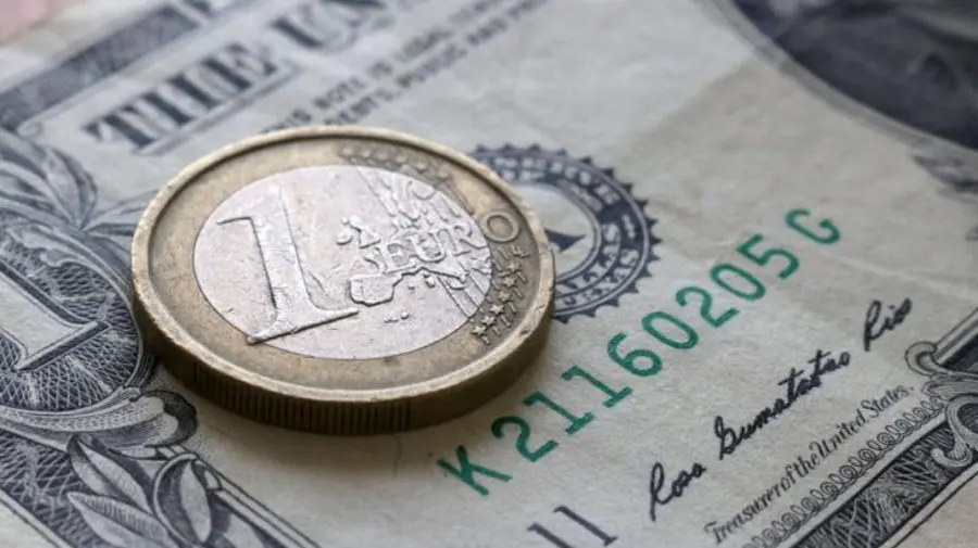 CURS VALUTAR 9 decembrie: Dolarul se ieftinește. Ce se întâmplă cu euro