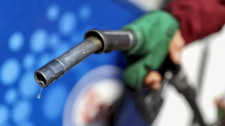 Bucurie mare! Benzina se ieftinește cu 27 de bani. Motorina ține pasul