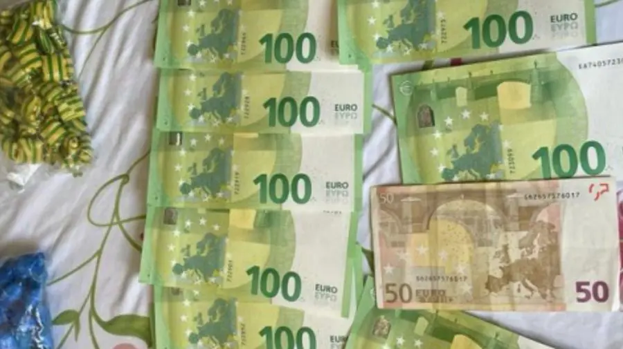 VIDEO Captură de cocaină de 300.000 de lei. Cinci persoane ar fi vândut droguri în Moldova și România