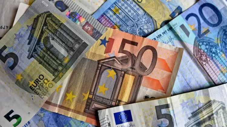 CURS VALUTAR 15 decembrie: Euro se scumpește din nou! Cât costă dolarul