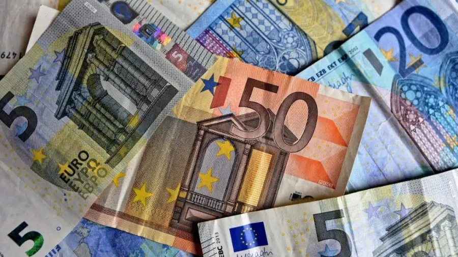 CURS VALUTAR 15 decembrie: Euro se scumpește din nou! Cât costă dolarul