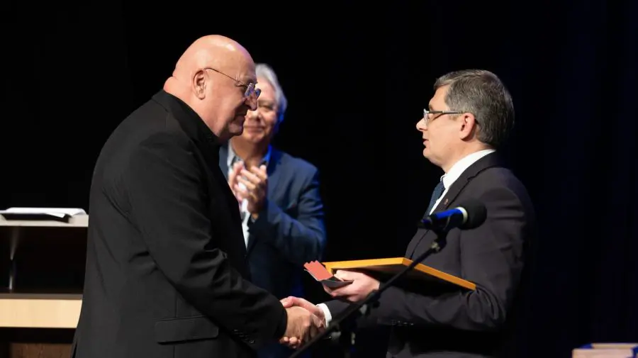 Actor român, premiat la Gala UNITEM de la Chișinău. Premiul a fost înmânat chiar de Igor Grosu