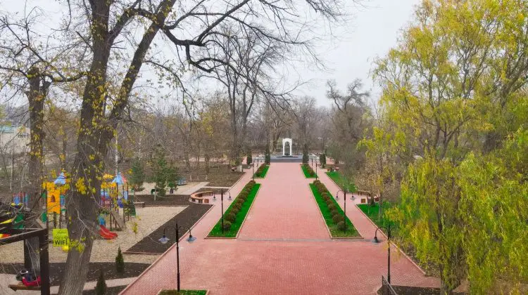 FOTO Unicul parc din Taraclia, inaugurat după un proces amplu de renovare. S-a dat și o petrecere pe cinste