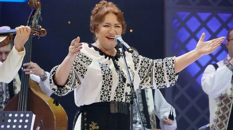 VIDEO E sărbătoare și răsună muzica pentru Zinaida Julea! Interpreta își sărbătorește ziua de naștere