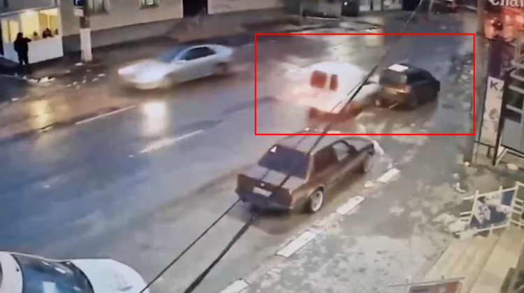 VIDEO Șofer ghinionist! A lovit un automobil și a încercat să fugă, dar a fost reținut