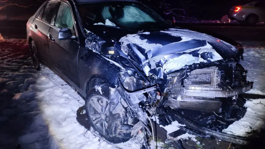 FOTO A scăpat ca prin minune! O tânără, internată după ce Mercedesul pe care îl conducea s-a izbit violent de un copac