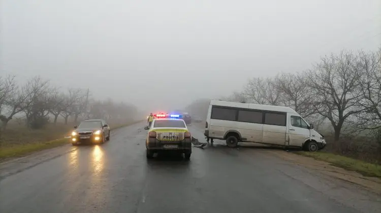 FOTO, VIDEO Accident grav în preajma satului Gura Căinarului! A fost implicat un microbuz cu pasageri