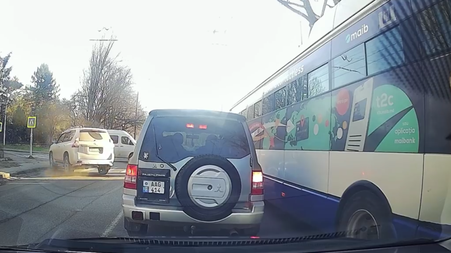 VIDEO O Toyota și un Mercedes Sprinter s-au tamponat violent în intersecție. Ce spune Poliția?