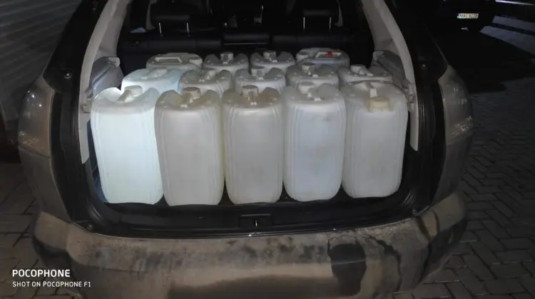FOTO Lexus cu numere moldovenești – ticsit cu alcool transportat ilegal. Cine se afla la volan