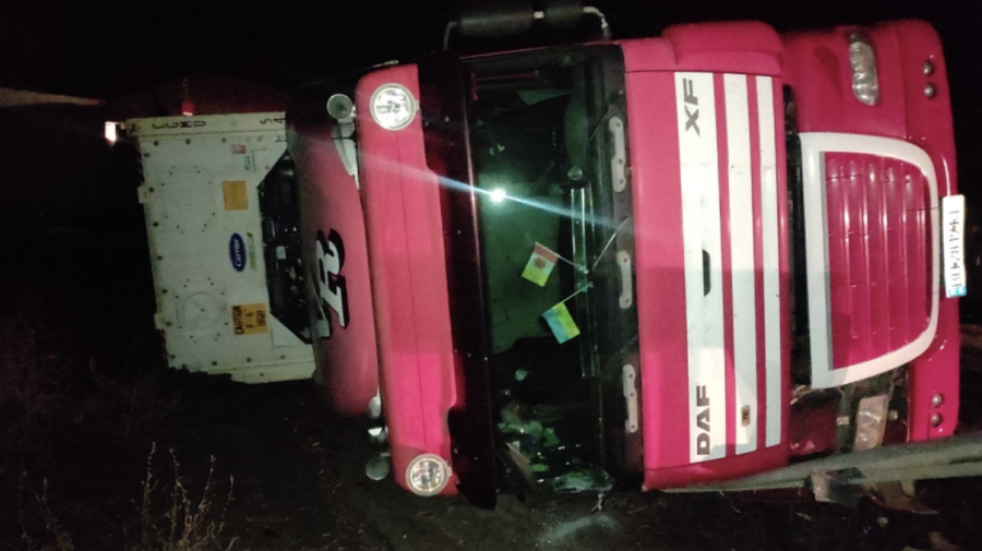 FOTO Accident de groază în Grigorievca. Un TIR cu numere ucrainești s-a inversat într-o curbă periculoasă