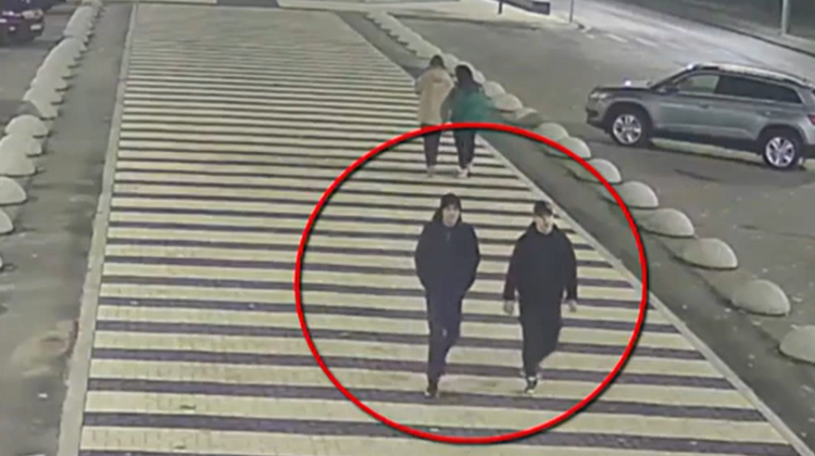 VIDEO ATENȚIE la tinerii din imagini! Au cauzat orașului un prejudiciu de 20 de mii de lei