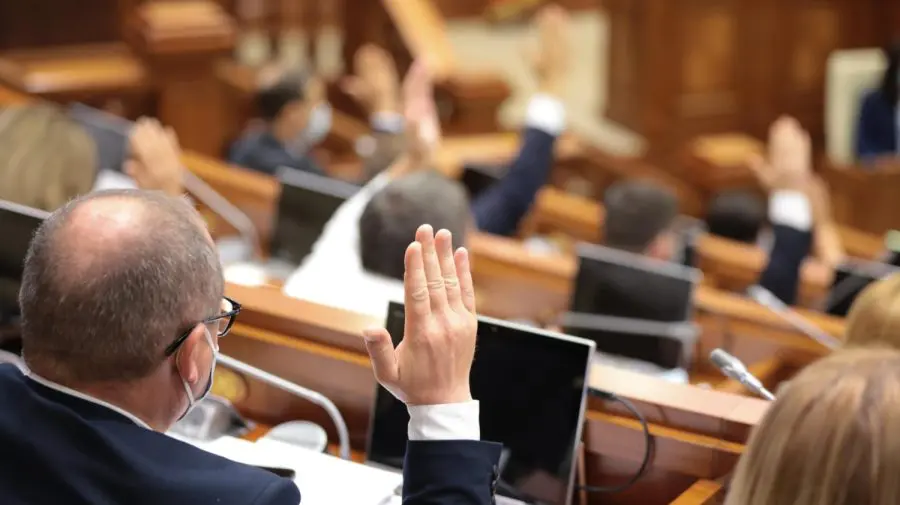 Salariile, majorate, accizele la tutun și alcool, crescute. Politica bugetar fiscală 2023, votată în prima lectură