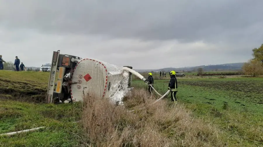 FOTO O autocisternă cu benzină s-a răsturnat în raionul Hîncești. Au intervenit pompierii