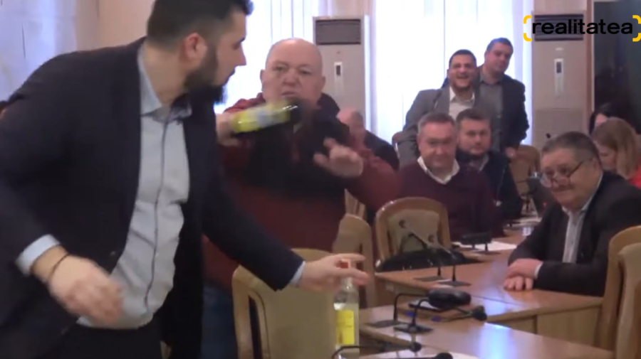 STOP CADRU la ședința CMC! Momentul în care un consilier PSRM este lovit cu o sticlă cu vin