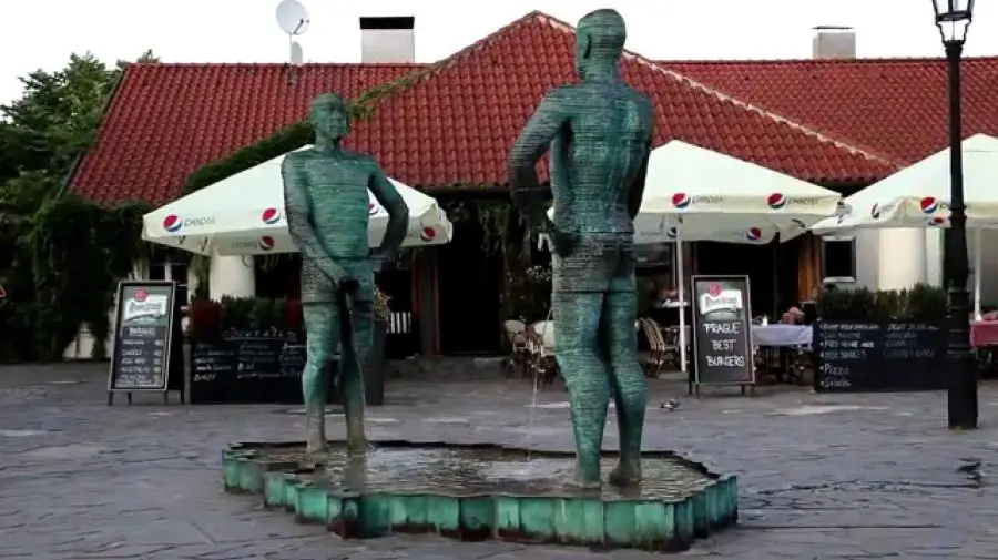 VIDEO Top nouă cele mai ciudate sculpturi din lume si istoria lor