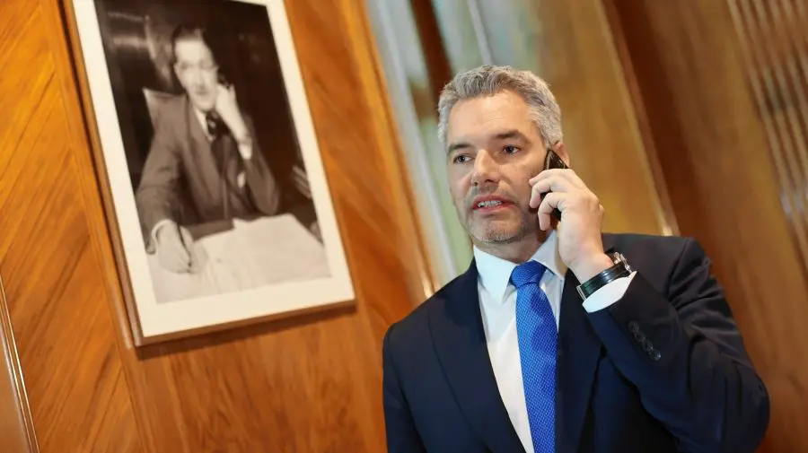 „Încetează să pupi cizmele lui Putin”. Românii iau cu asalt pagina de Facebook a cancelarului austriac
