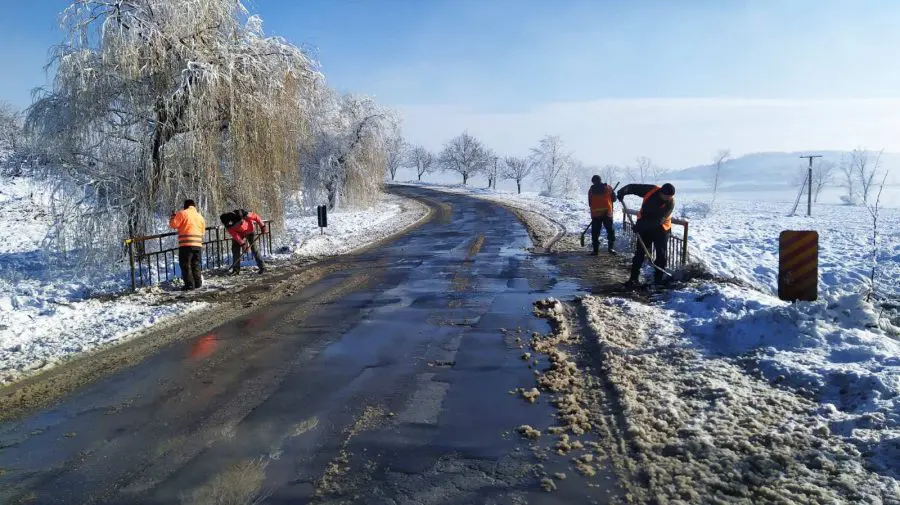 Drumurile din nordul țării – „asaltate” de muncitori! Cât material antiderapant a fost presărat pe trasee