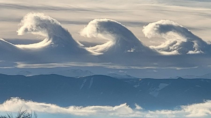 FOTO Fenomen rar surprins pe cer! Cum au fost văzuți norii