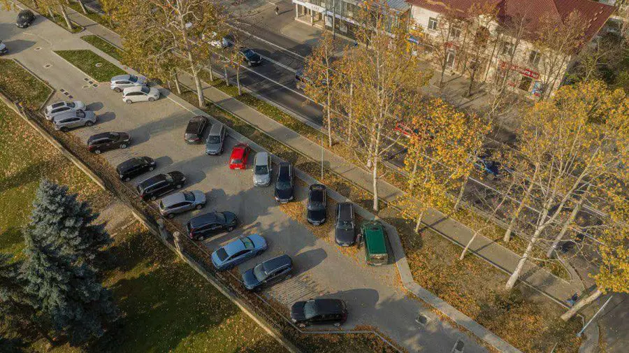 FOTO Una dintre cele mai mari parcări publice din Chişinău a fost construită în sectorul Buiucani al Capitalei